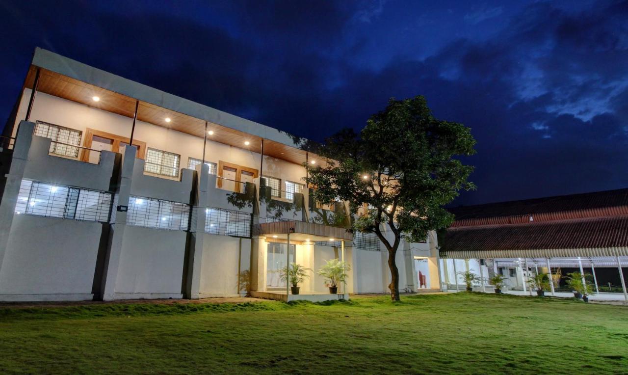 Sai Samrat Resort Satara Buitenkant foto